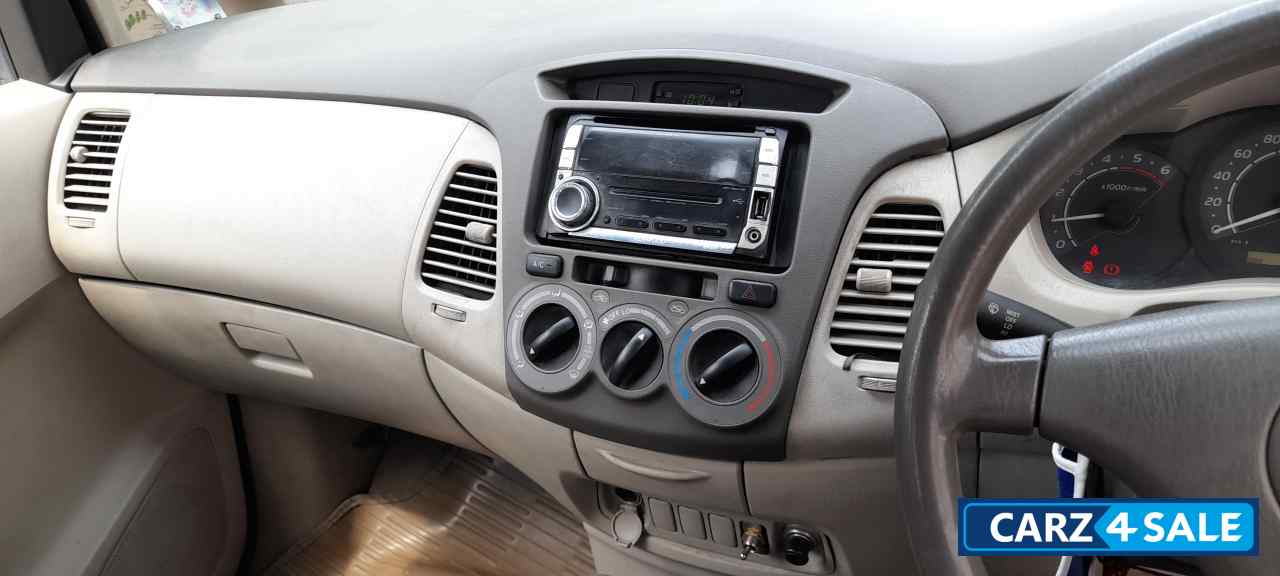 Toyota Innova 2.5 G 8 STR BS-IV Toyota Innova 2.5 G 8 STR BS-IV