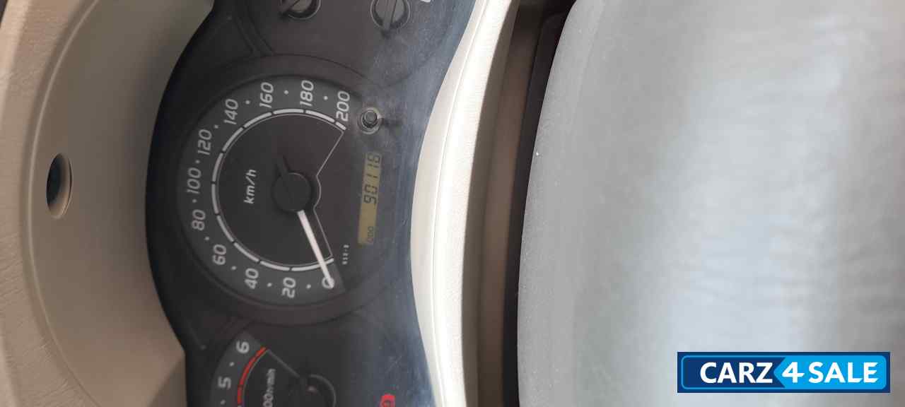 Toyota Innova 2.5 G 8 STR BS-IV Toyota Innova 2.5 G 8 STR BS-IV