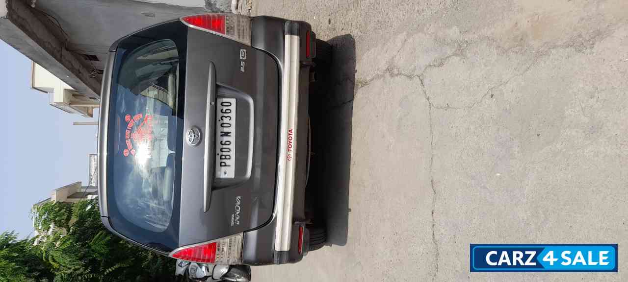 Toyota Innova 2.5 G 8 STR BS-IV Toyota Innova 2.5 G 8 STR BS-IV