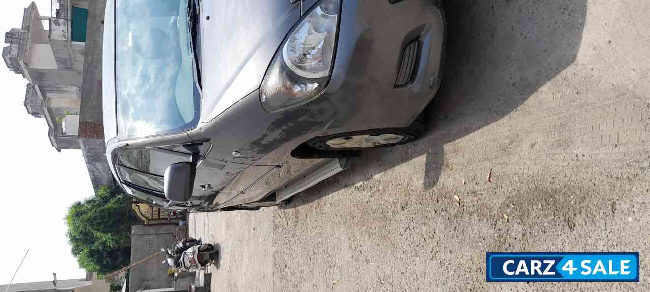 Toyota Innova 2.5 G 8 STR BS-IV Toyota Innova 2.5 G 8 STR BS-IV