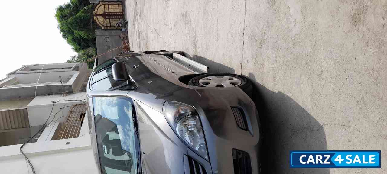 Toyota Innova 2.5 G 8 STR BS-IV Toyota Innova 2.5 G 8 STR BS-IV