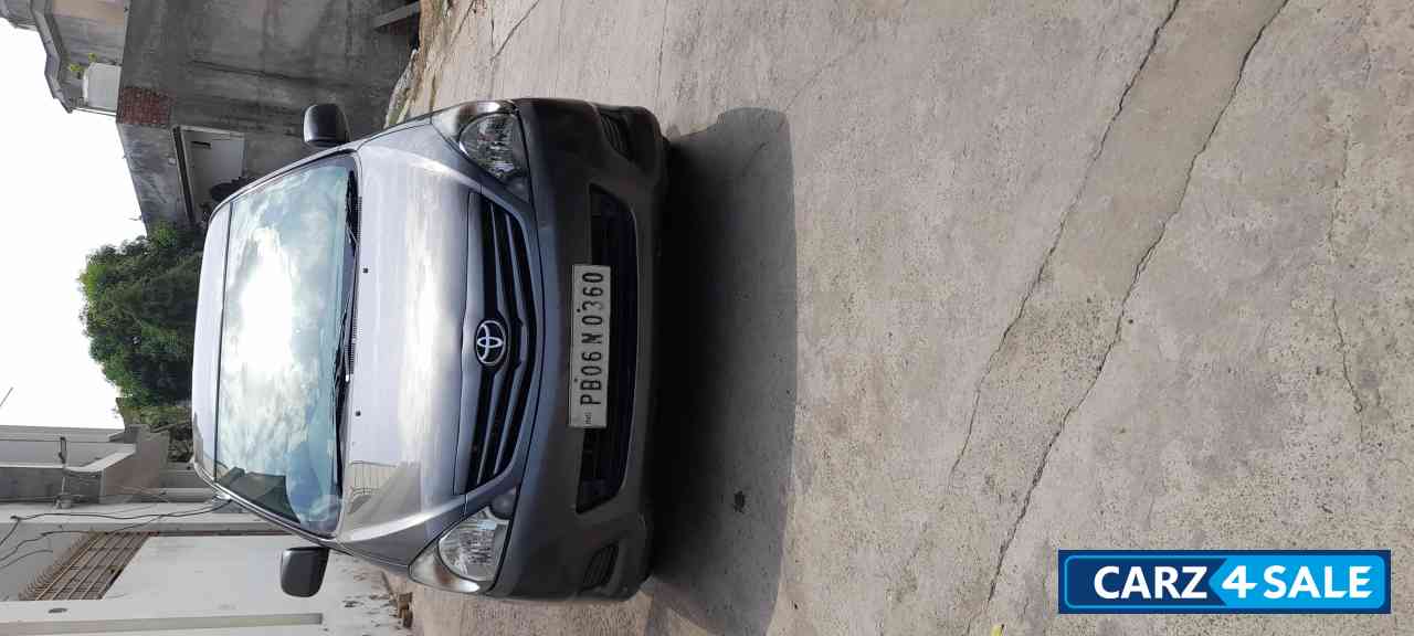 Toyota Innova 2.5 G 8 STR BS-IV Toyota Innova 2.5 G 8 STR BS-IV