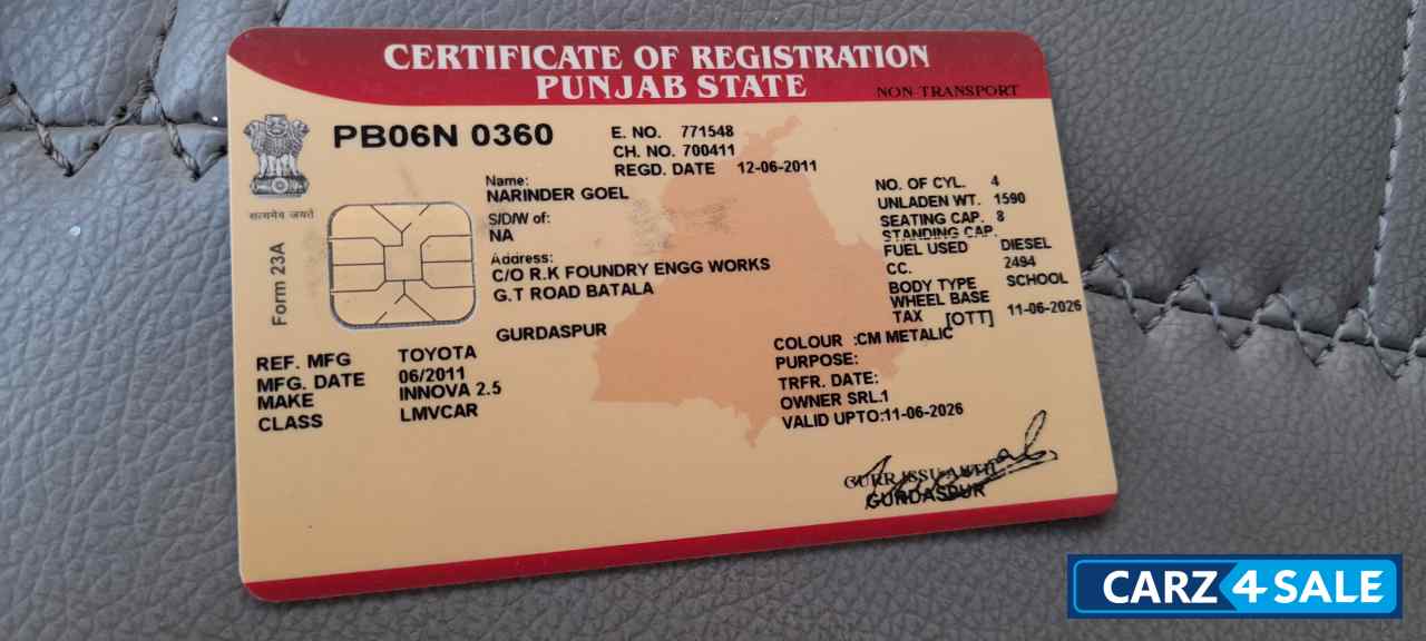 Toyota Innova 2.5 G 8 STR BS-IV Toyota Innova 2.5 G 8 STR BS-IV