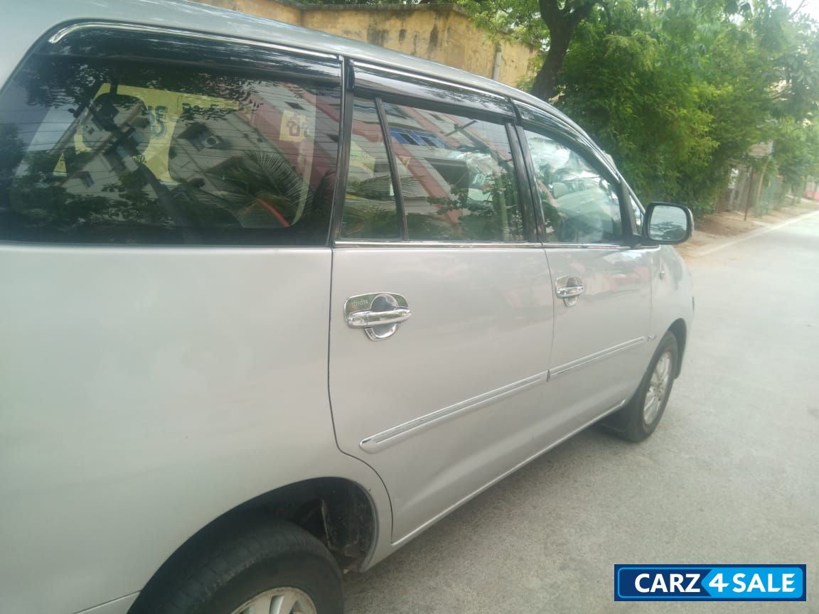 Toyota Innova 2.5 V 7 STR Toyota Innova 2.5 V 7 STR