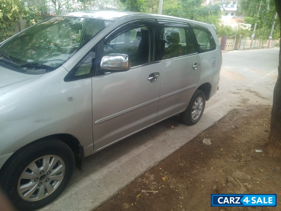 Toyota Innova 2.5 V 7 STR Toyota Innova 2.5 V 7 STR