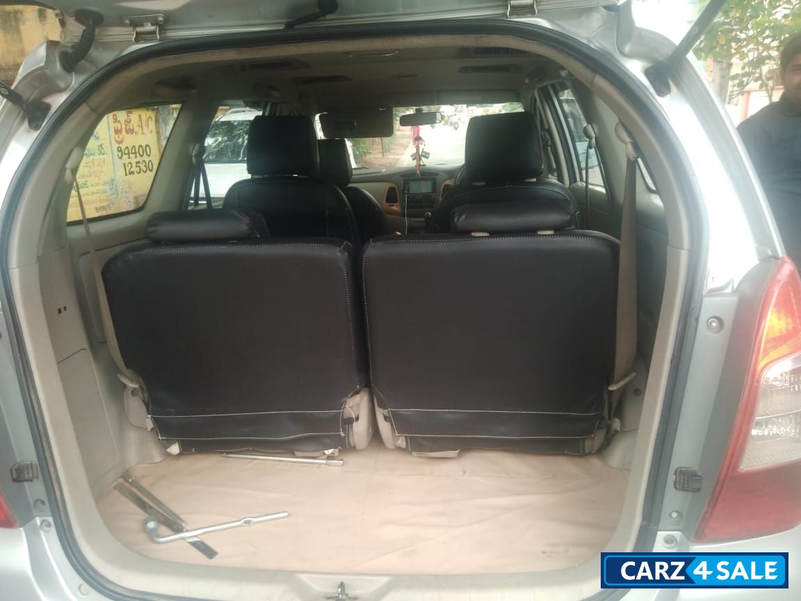 Toyota Innova 2.5 V 7 STR Toyota Innova 2.5 V 7 STR