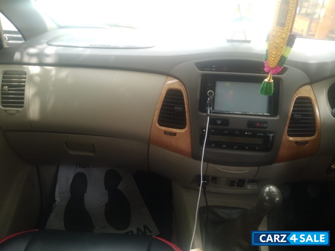 Toyota Innova 2.5 V 7 STR Toyota Innova 2.5 V 7 STR