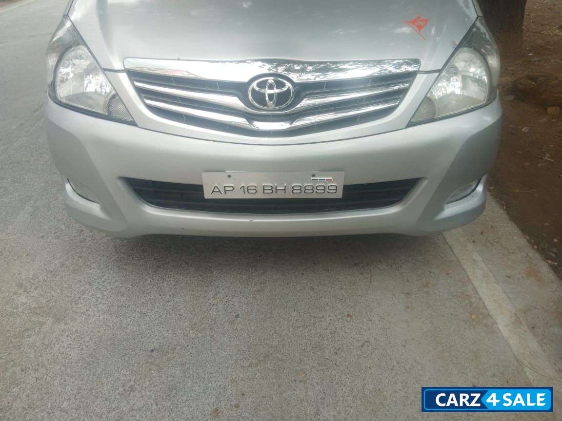 Toyota Innova 2.5 V 7 STR Toyota Innova 2.5 V 7 STR