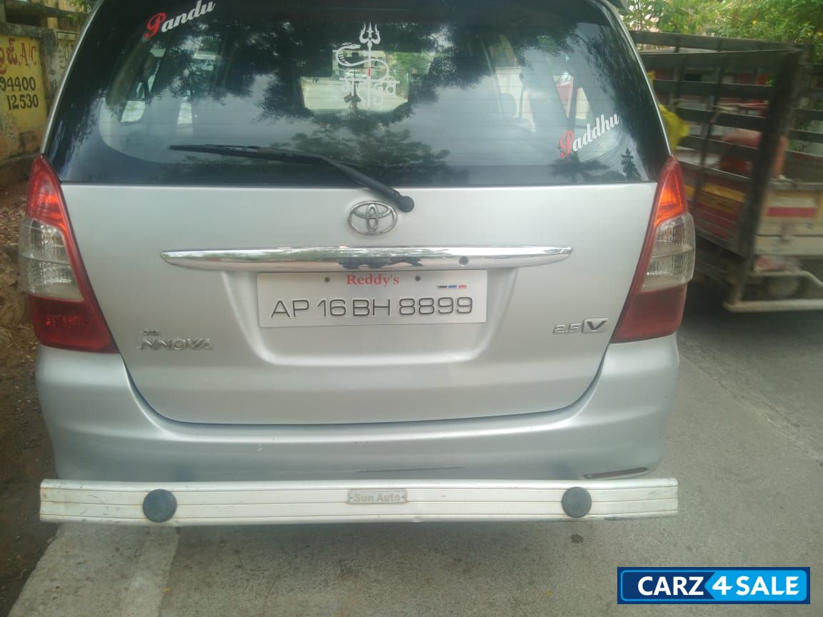 Toyota Innova 2.5 V 7 STR Toyota Innova 2.5 V 7 STR