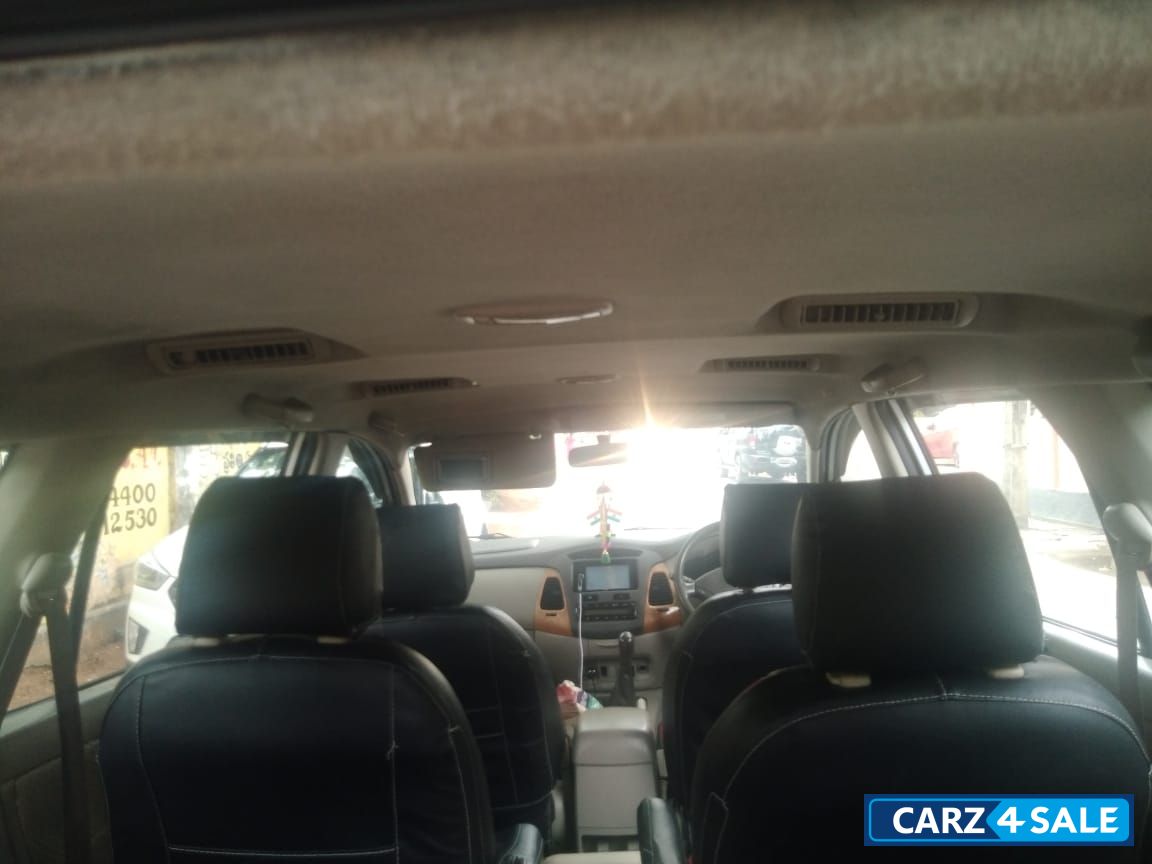 Toyota Innova 2.5 V 7 STR Toyota Innova 2.5 V 7 STR