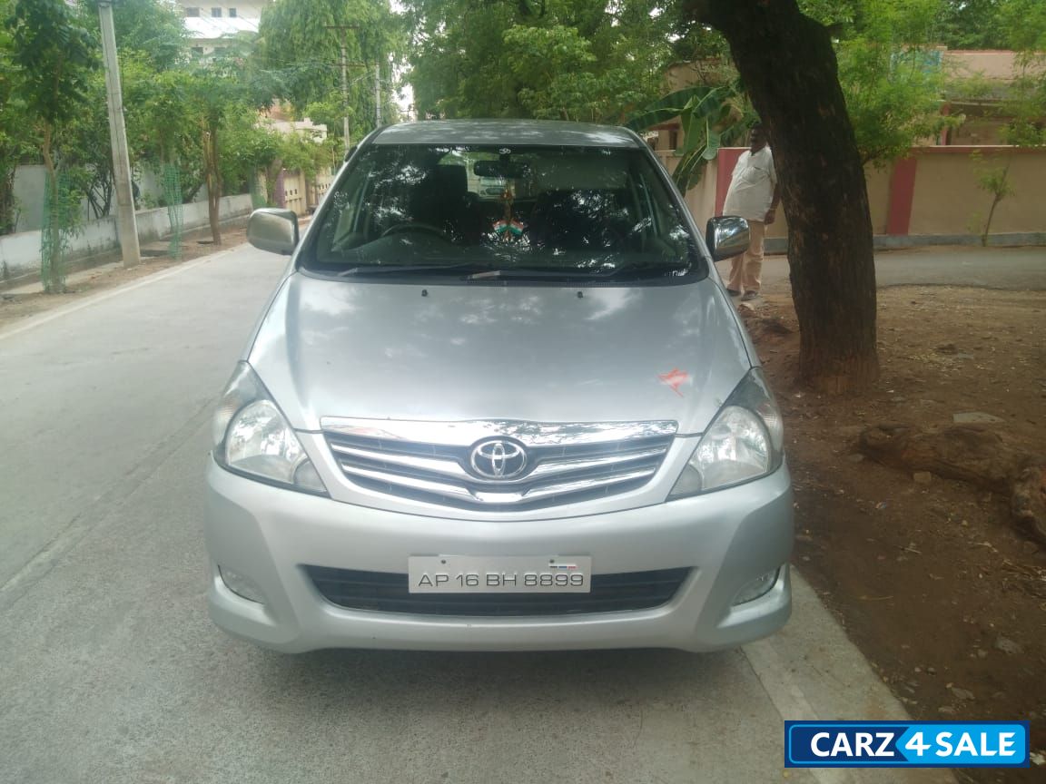 Toyota Innova 2.5 V 7 STR Toyota Innova 2.5 V 7 STR