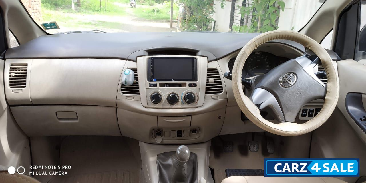 Toyota Innova 2.5 G 7 STR BS-IV Toyota Innova 2.5 G 7 STR BS-IV