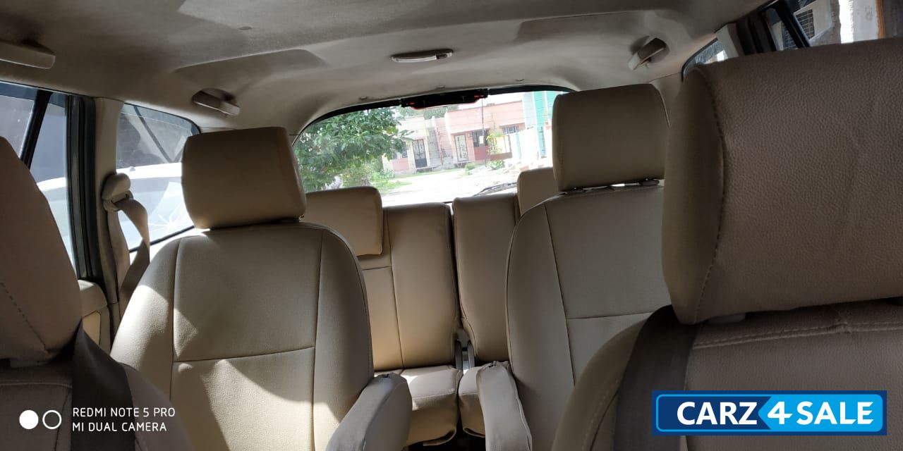 Toyota Innova 2.5 G 7 STR BS-IV Toyota Innova 2.5 G 7 STR BS-IV