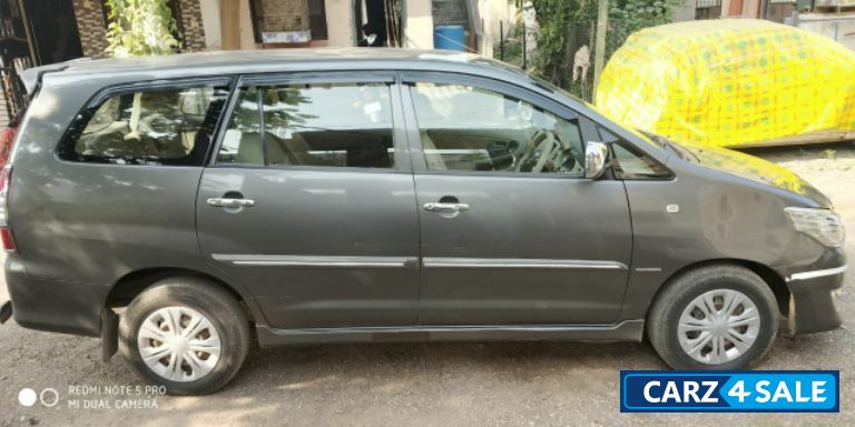 Toyota Innova 2.5 G 7 STR BS-IV Toyota Innova 2.5 G 7 STR BS-IV