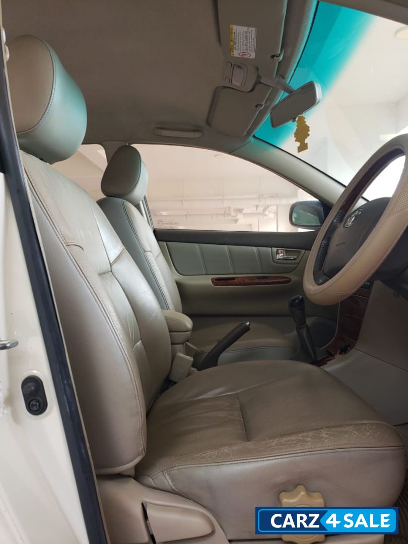 Beige Toyota Corolla H1 1.8J Beige Toyota Corolla H1 1.8J