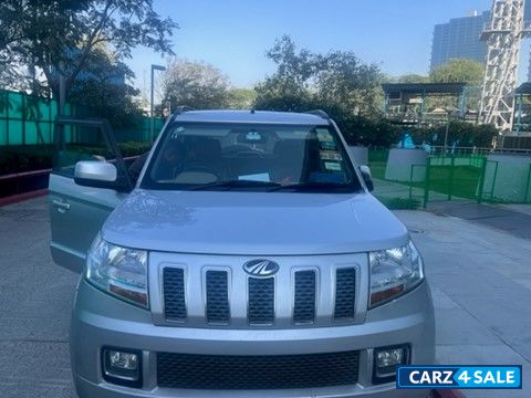 Silver Mahindra TUV300 T8 AMT Silver Mahindra TUV300 T8 AMT