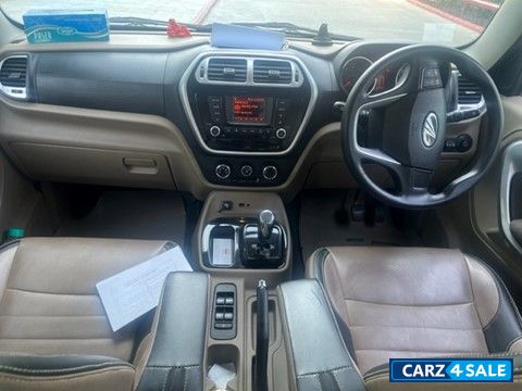 Silver Mahindra TUV300 T8 AMT Silver Mahindra TUV300 T8 AMT