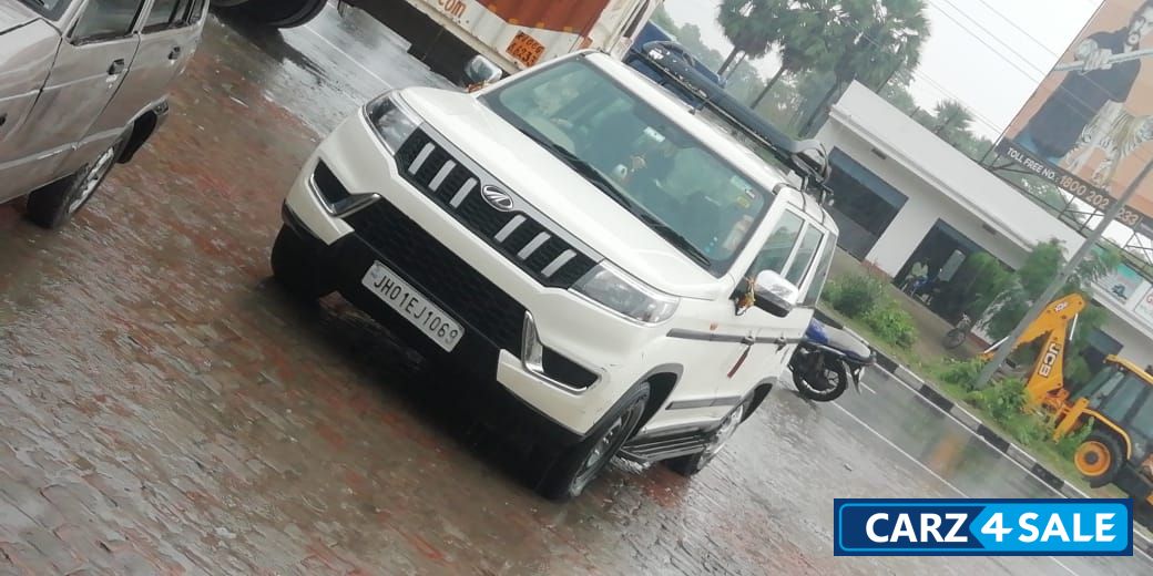 White Mahindra Bolero Neo N8