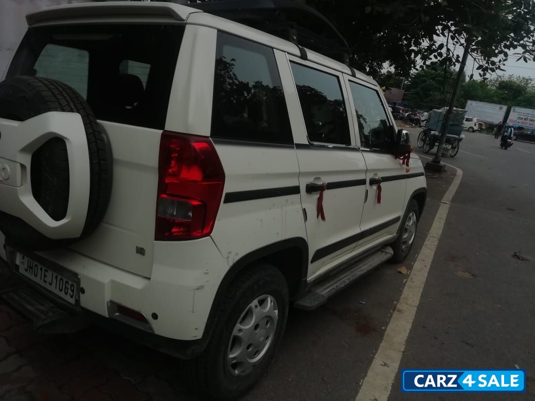 White Mahindra  Bolero Neo N8