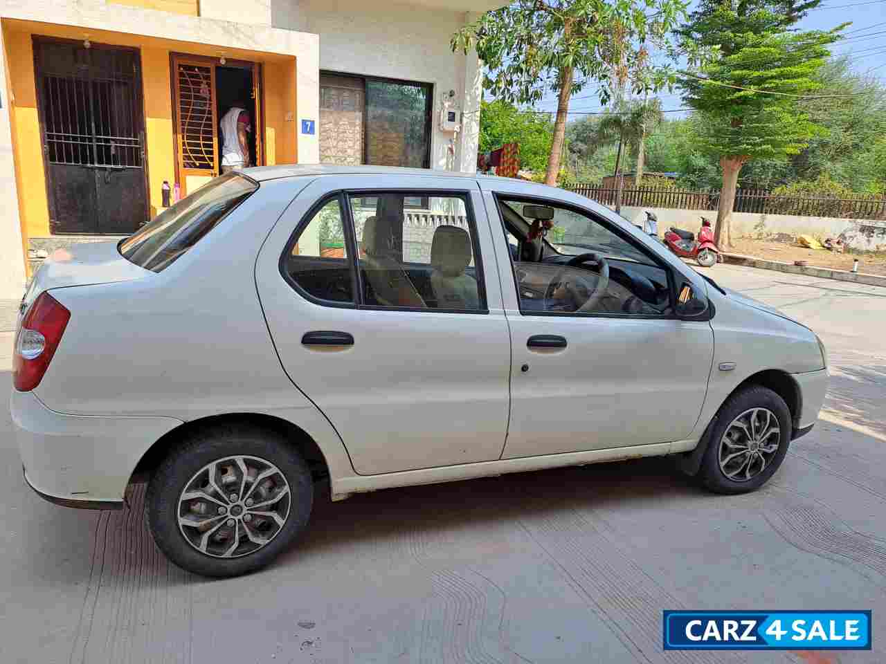 White Tata Indigo LS TDI BS-III White Tata Indigo LS TDI BS-III