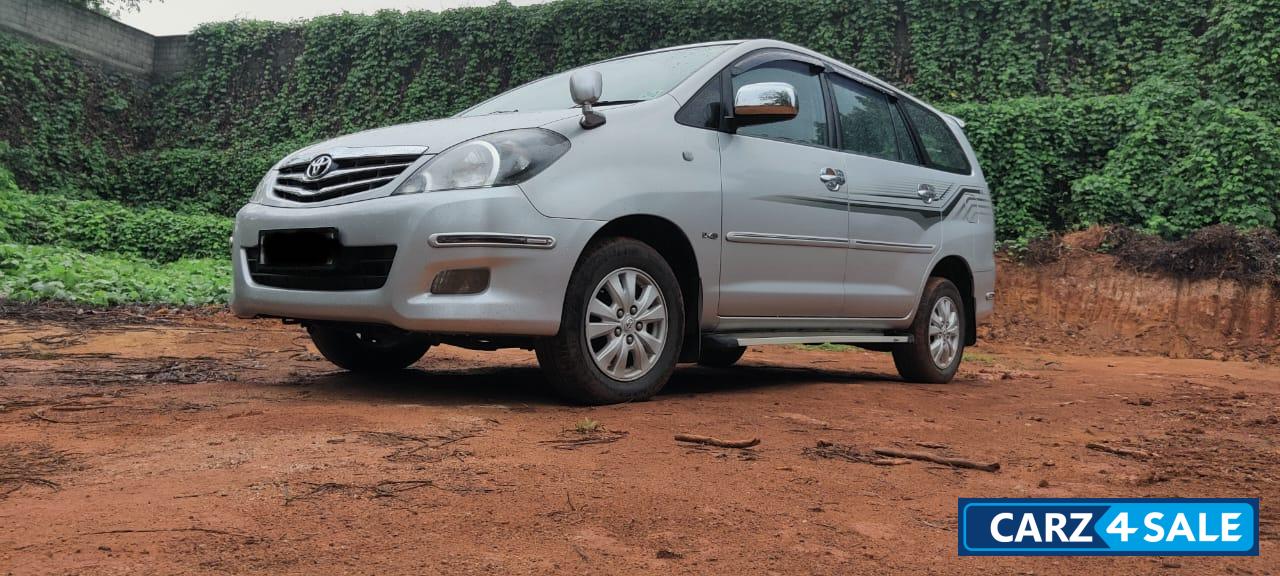 Silver Toyota Innova 2.5 VX 7 STR