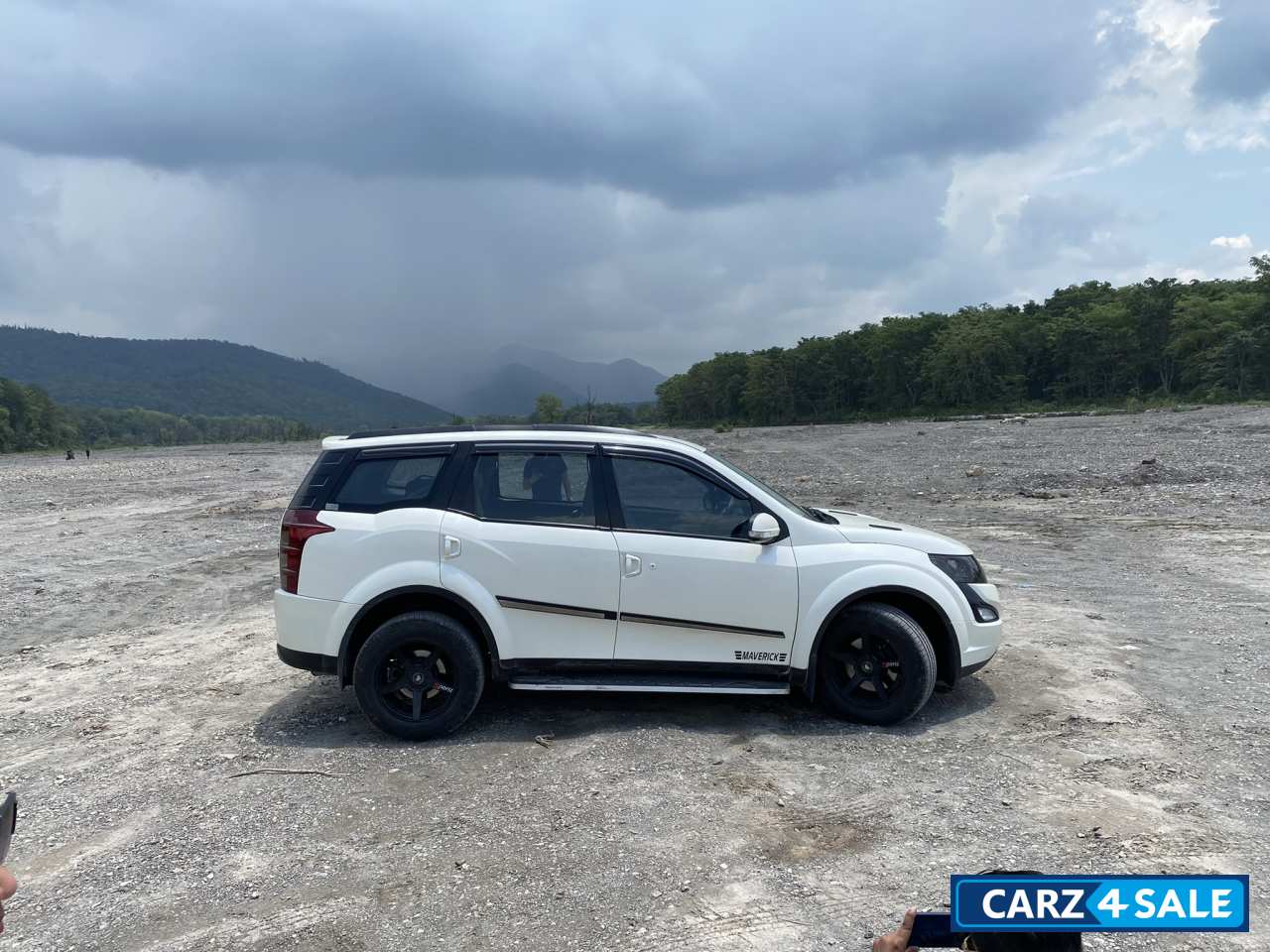 Pearl White Mahindra XUV 500 W6 2WD