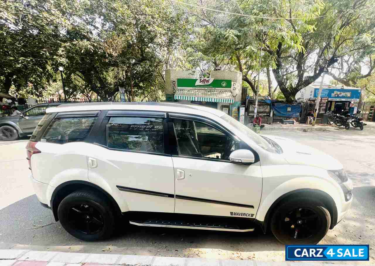 Pearl White Mahindra XUV 500 W6 2WD Pearl White Mahindra XUV 500 W6 2WD