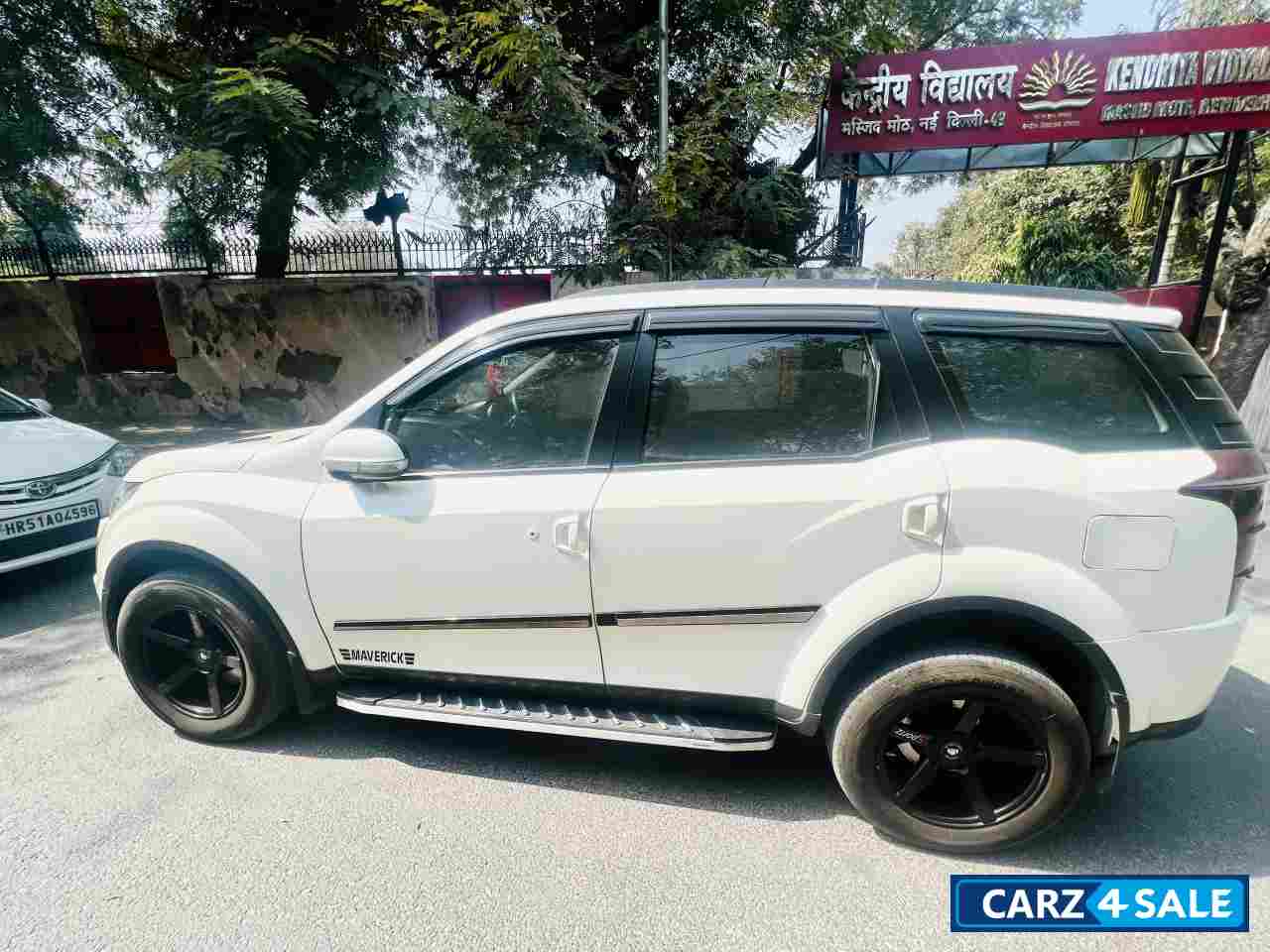Pearl White Mahindra XUV 500 W6 2WD Pearl White Mahindra XUV 500 W6 2WD