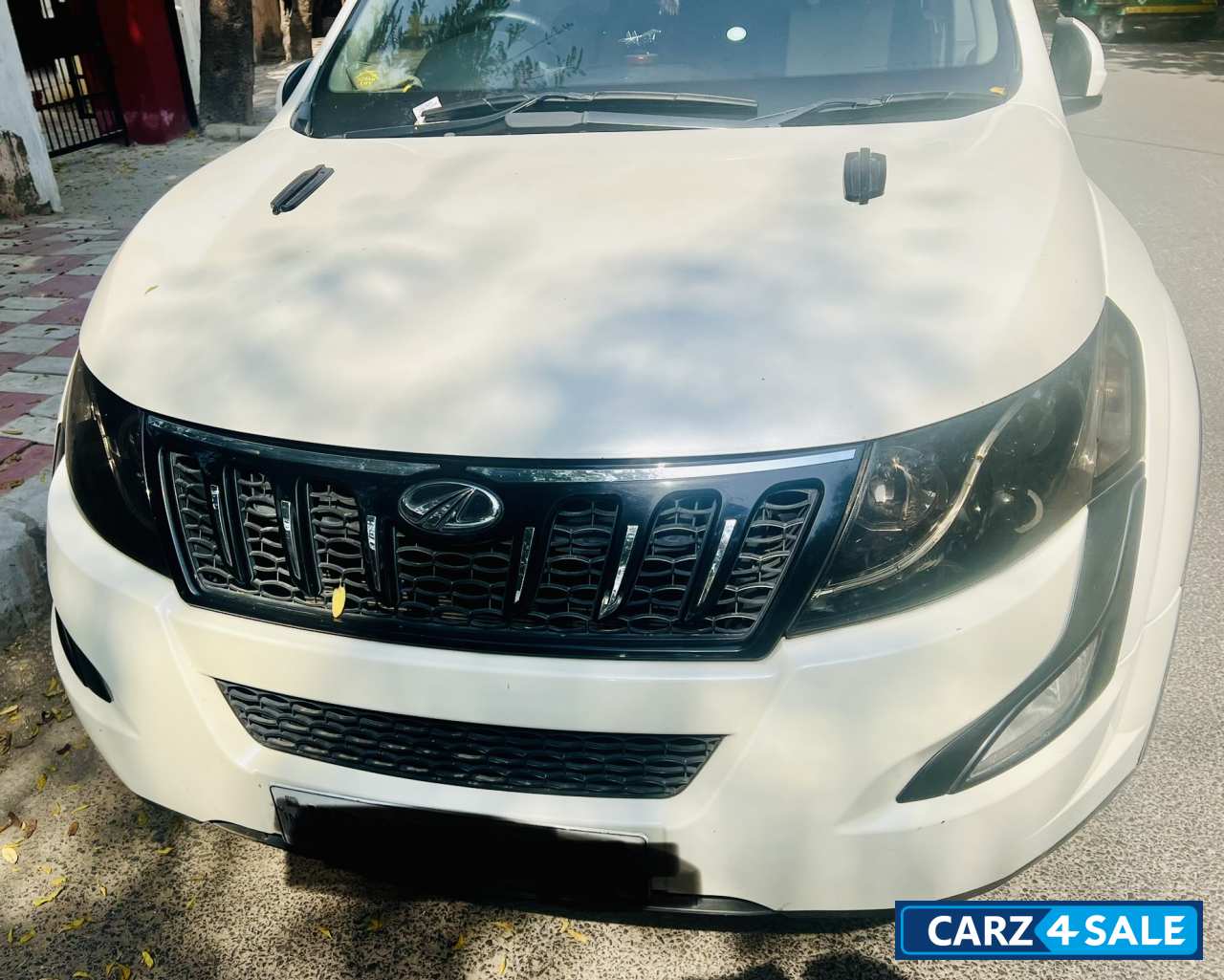 Pearl White Mahindra XUV 500 W6 2WD Pearl White Mahindra XUV 500 W6 2WD