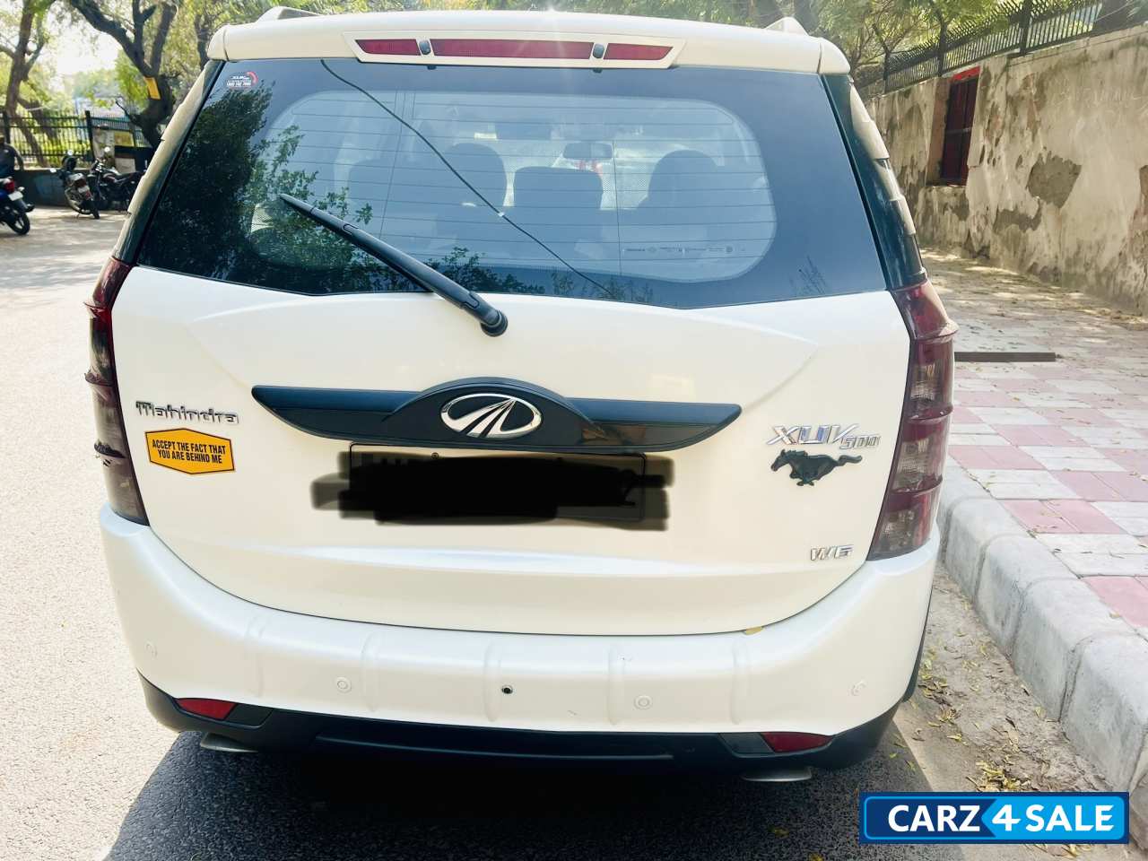 Pearl White Mahindra XUV 500 W6 2WD Pearl White Mahindra XUV 500 W6 2WD