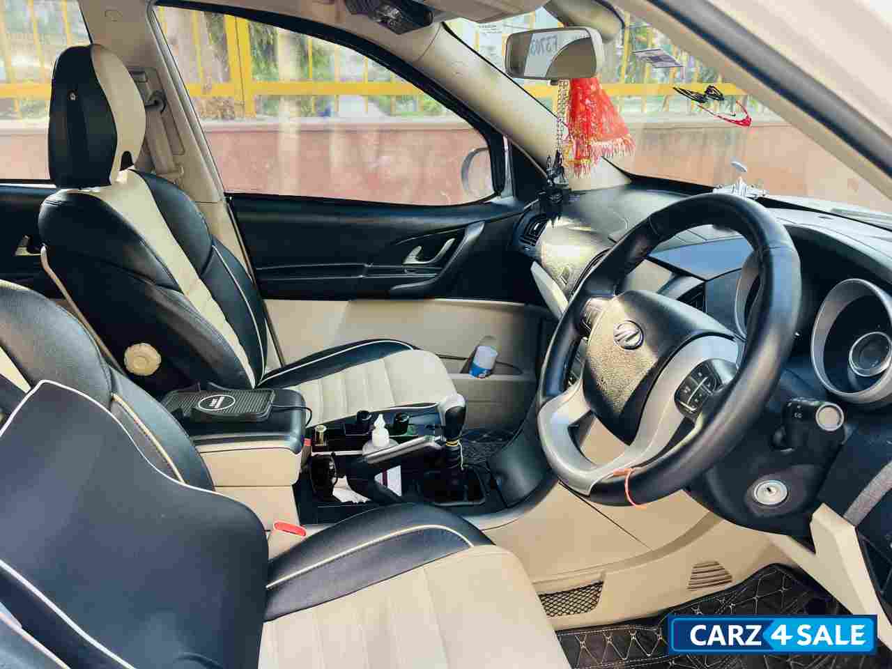 Pearl White Mahindra XUV 500 W6 2WD Pearl White Mahindra XUV 500 W6 2WD