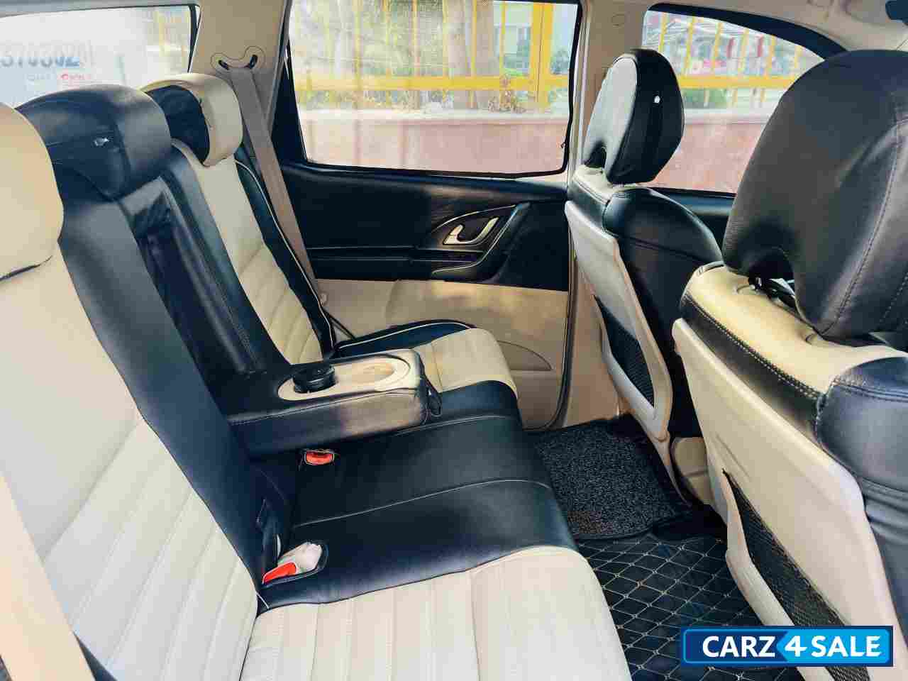 Pearl White Mahindra XUV 500 W6 2WD Pearl White Mahindra XUV 500 W6 2WD