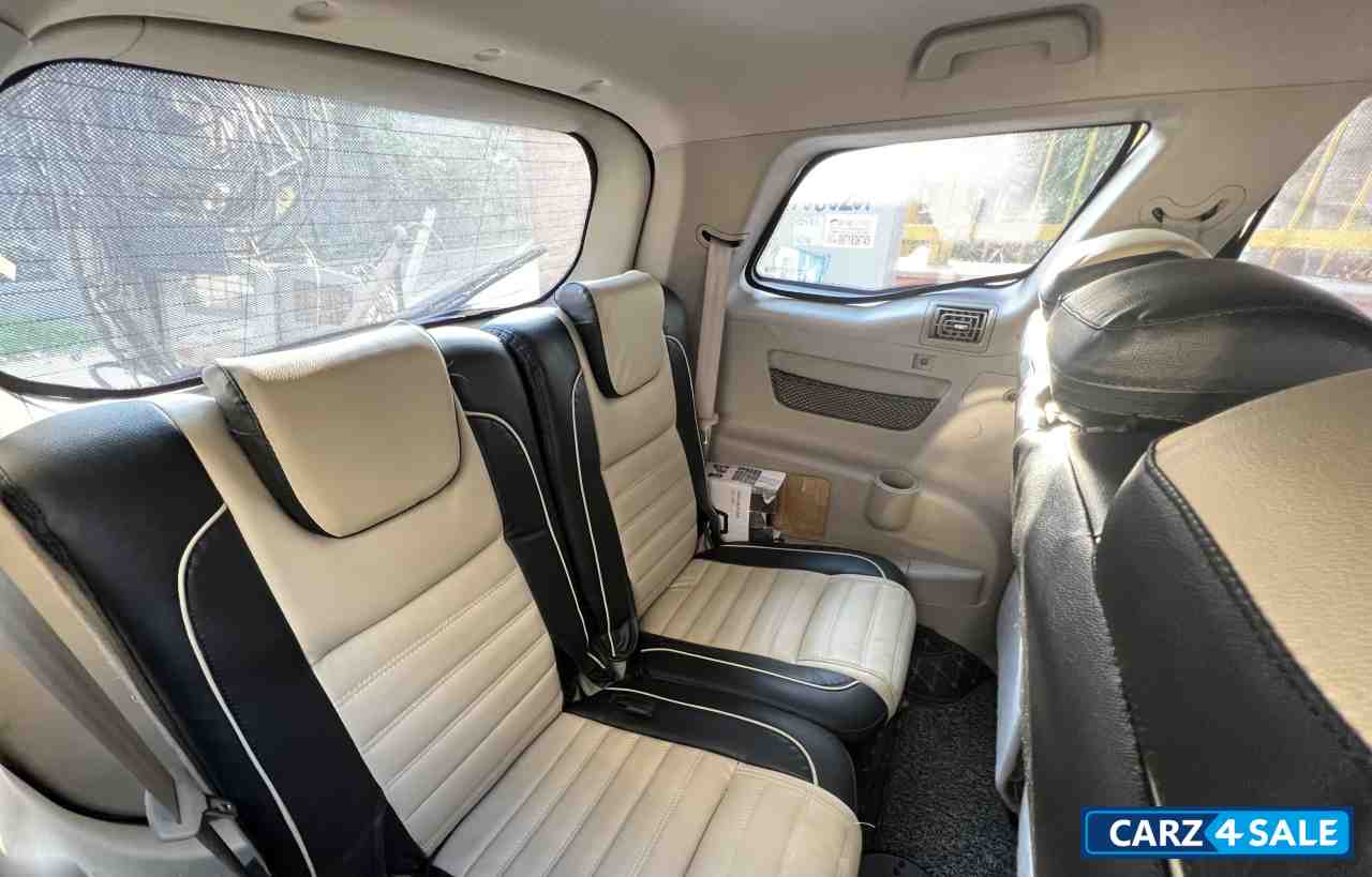 Pearl White Mahindra XUV 500 W6 2WD Pearl White Mahindra XUV 500 W6 2WD