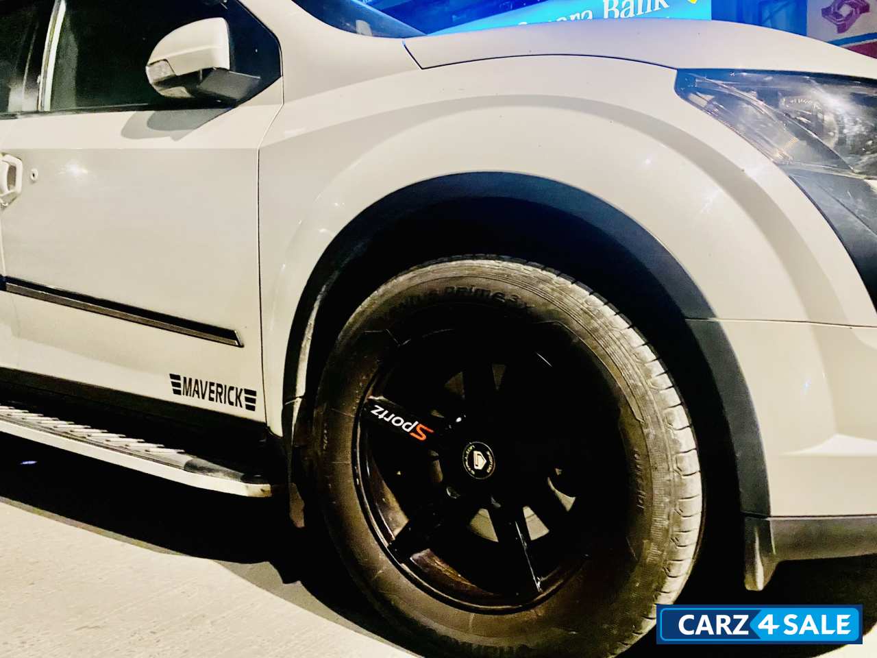 Pearl White Mahindra XUV 500 W6 2WD Pearl White Mahindra XUV 500 W6 2WD