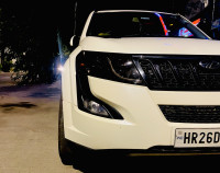 Pearl White Mahindra XUV 500 W6 2WD
