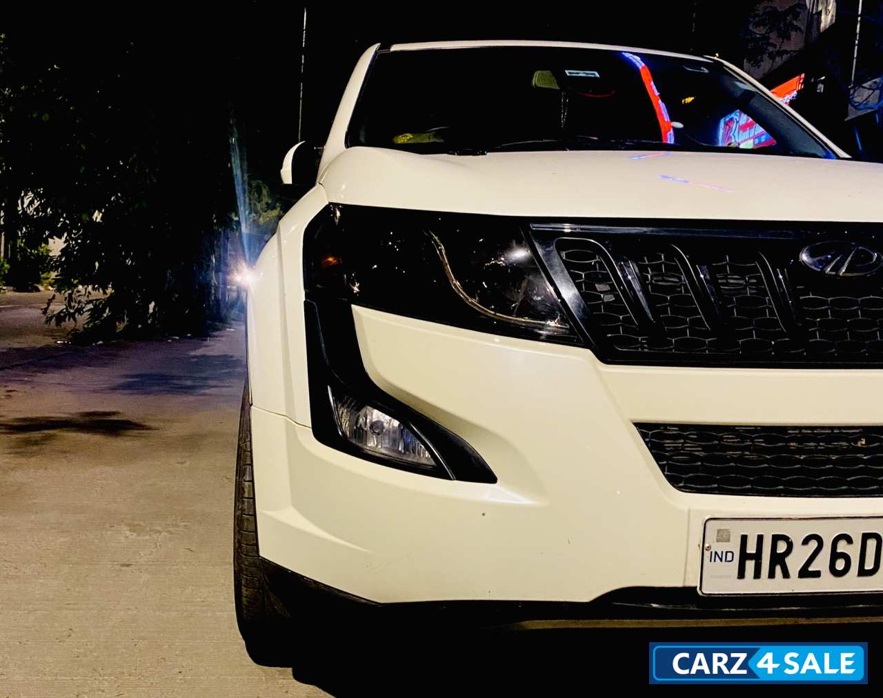 Pearl White Mahindra XUV 500 W6 2WD Pearl White Mahindra XUV 500 W6 2WD