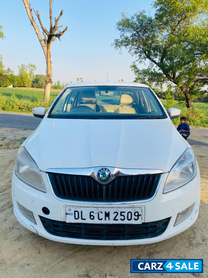 White Skoda Rapid 1.5 TDI CR Elegance White Skoda Rapid 1.5 TDI CR Elegance