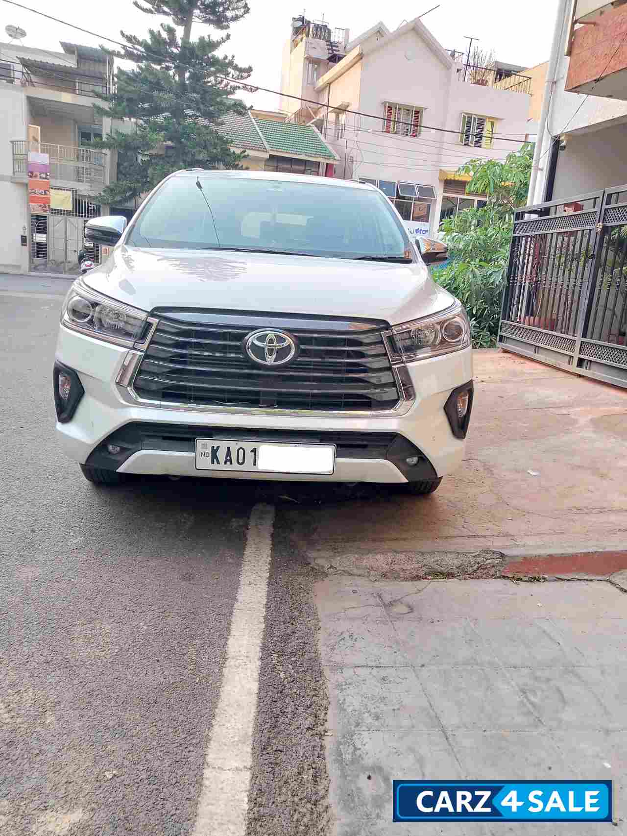 Pearl White Crystal Shine Toyota Innova Crysta 2.4 VX MT 8 Seater Diesel