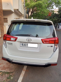 Pearl White Crystal Shine Toyota Innova Crysta 2.4 VX MT 8 Seater Diesel