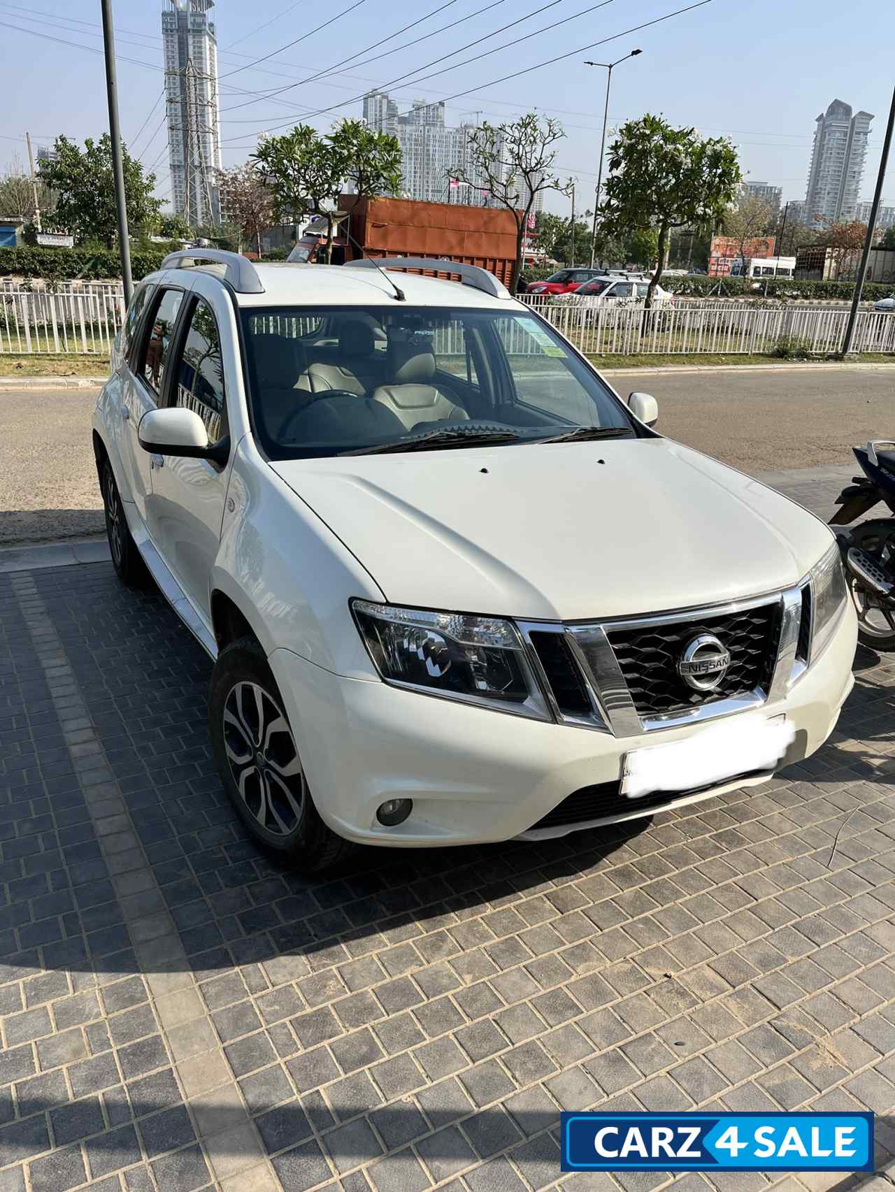 White Nissan Terrano XV D THP Premium 110 PS