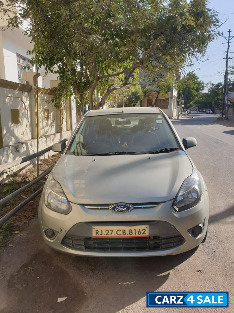 Champagne Ford Figo Diesel