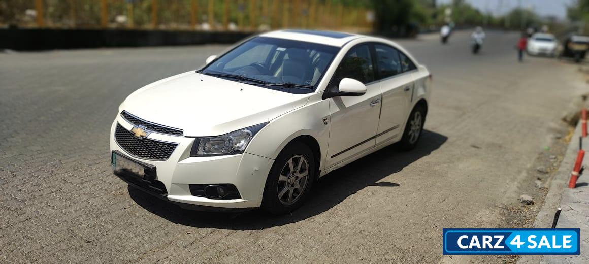 White Chevrolet Cruze LTZ