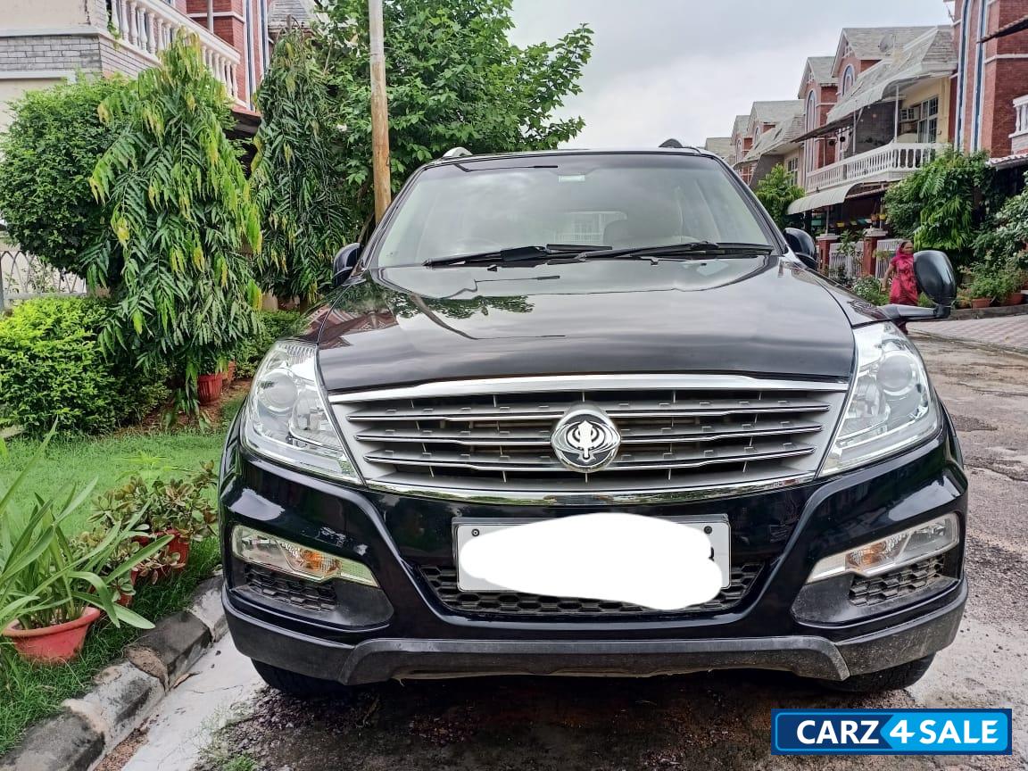 Black Ssangyong Rexton