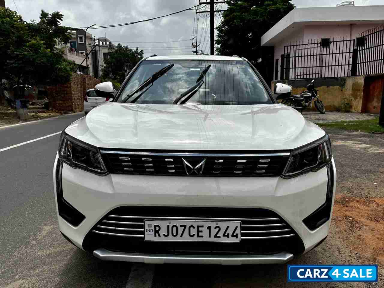 White Mahindra XUV300 Diesel W8
