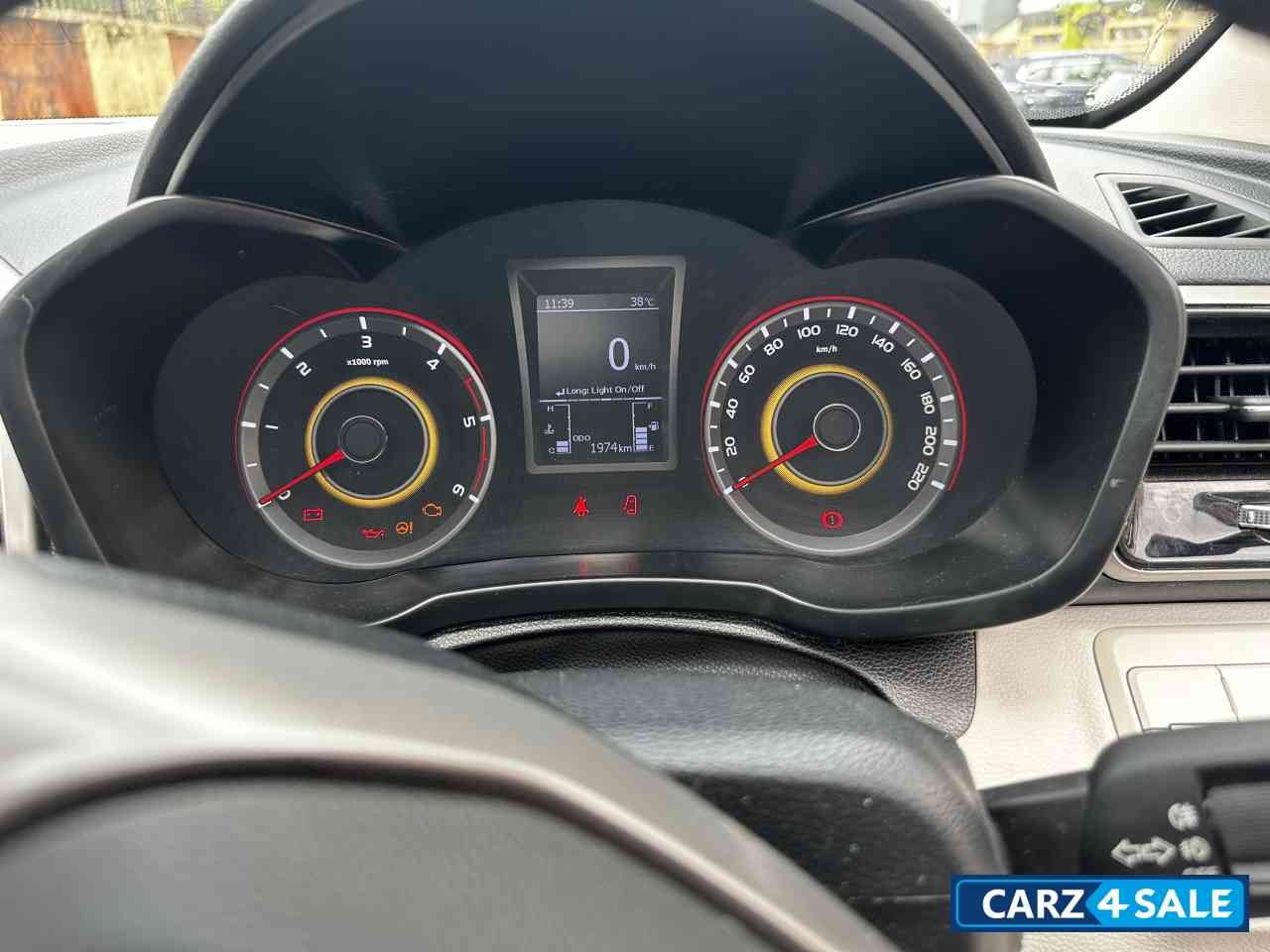 White Mahindra XUV300 Diesel W8