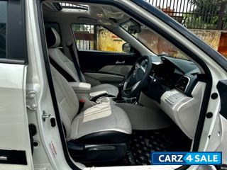 White Mahindra XUV300 Diesel W8