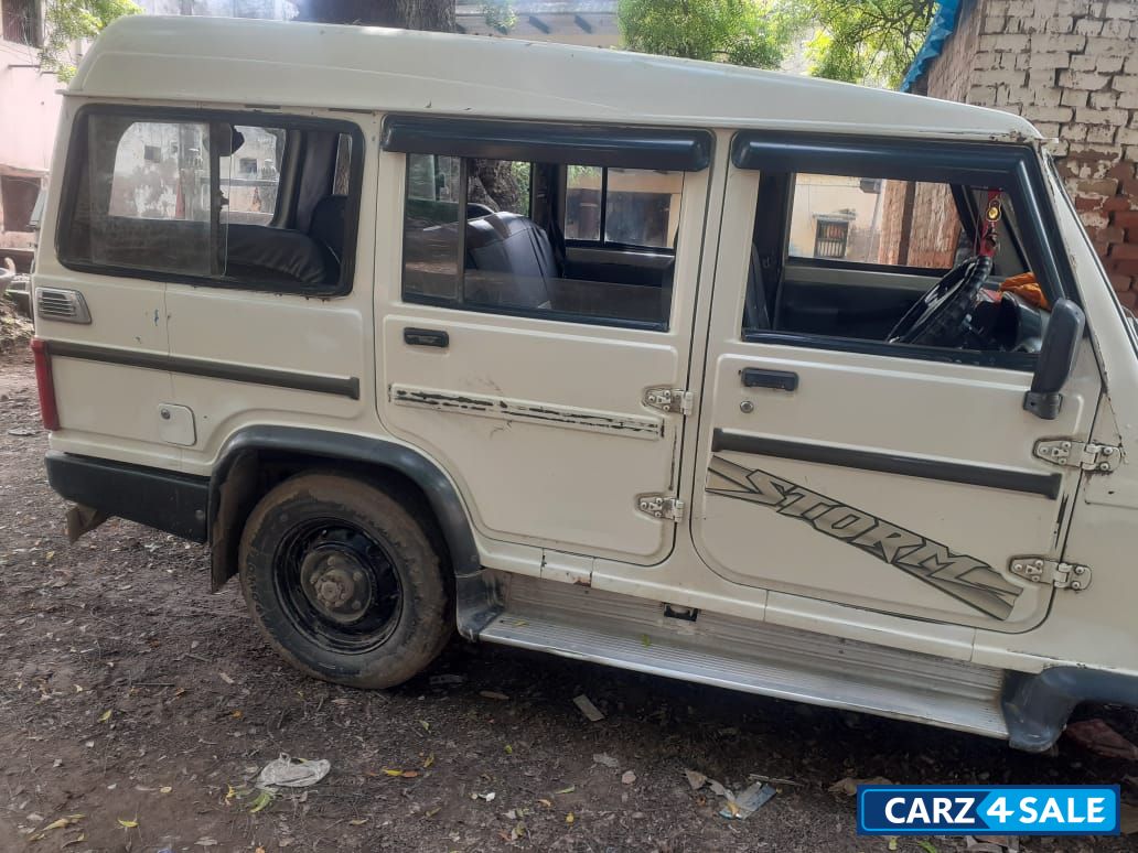 White Mahindra Bolero Plus AC (2523cc)