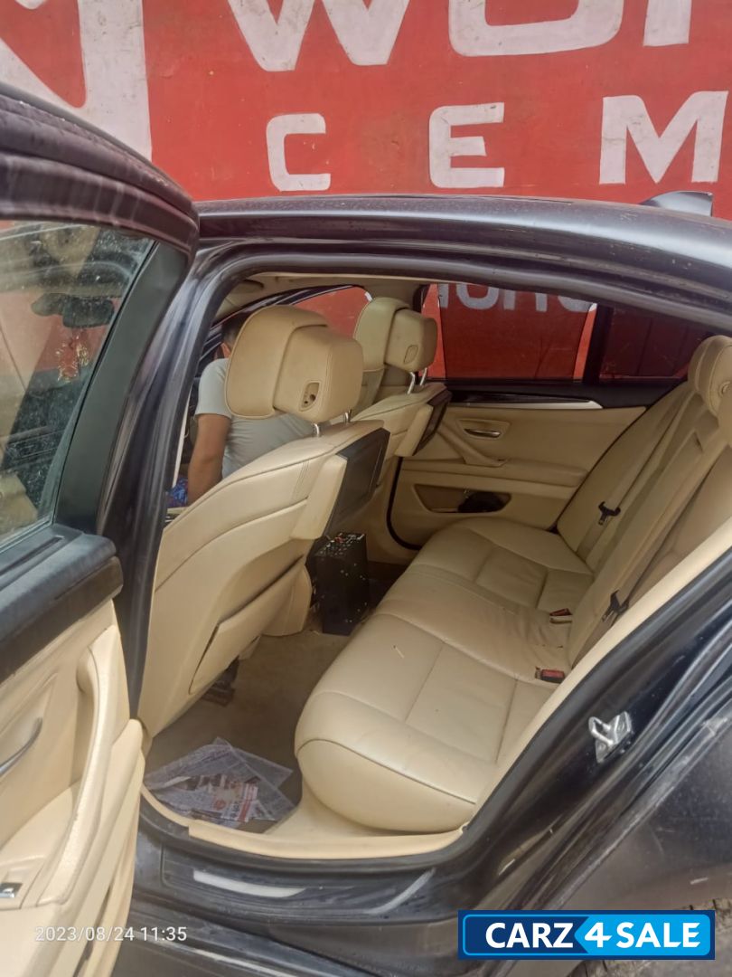 Black BMW 5-Series 530 D Black BMW 5-Series 530 D