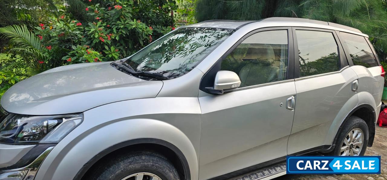 Mahindra XUV 500 W10