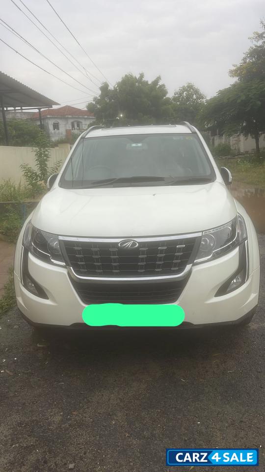 Mahindra XUV 500 W11